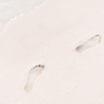 Illustration des bienfaits du Reiki : empreintes de pas sur le sable, symbolisant un chemin de mieux-être accessible à tous (enfants, adultes, seniors) dans le Sud Loire.