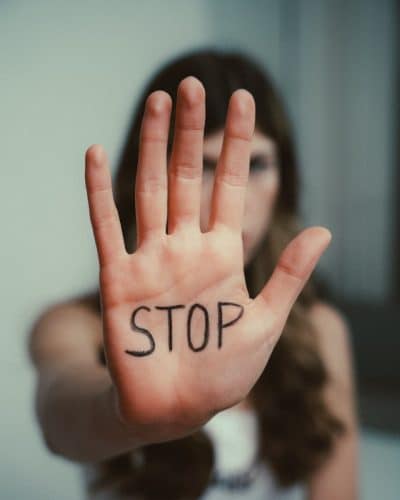 Illustration de la reprise de contrôle : main avec écrit "STOP", représentant l'arrêt des habitudes gênantes comme se ronger les ongles par l'hypnose à Saint-Léger-les-Vignes.