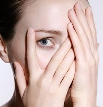 Illustration des peurs et phobies : femme se cachant les yeux, montrant l'évitement émotionnel traité par l'hypnose dans le Sud Loire.