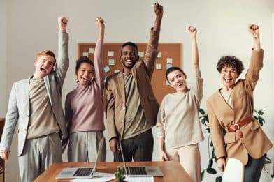 Réussite et confiance : groupe célébrant une victoire, illustrant la préparation aux examens, concours et permis de conduire par l'hypnose à Saint-Léger-les-Vignes.