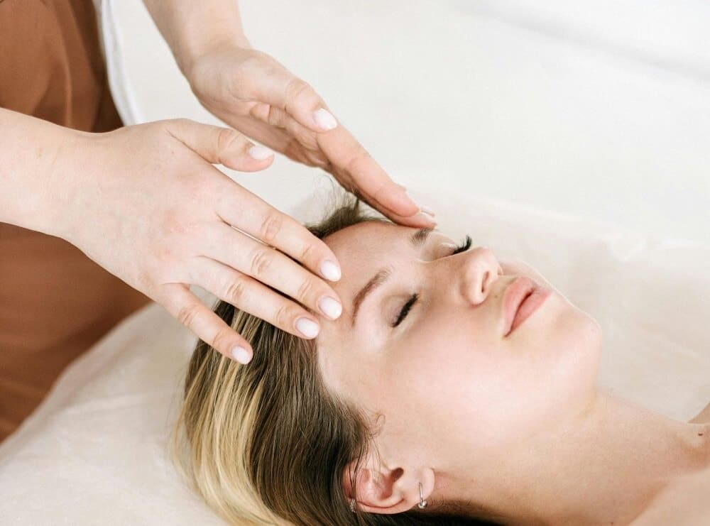 Soin Reiki pratiqué par Béatrice Beilvert : apposition des mains pour harmoniser l'énergie et apaiser les tensions à Saint-Léger-les-Vignes.